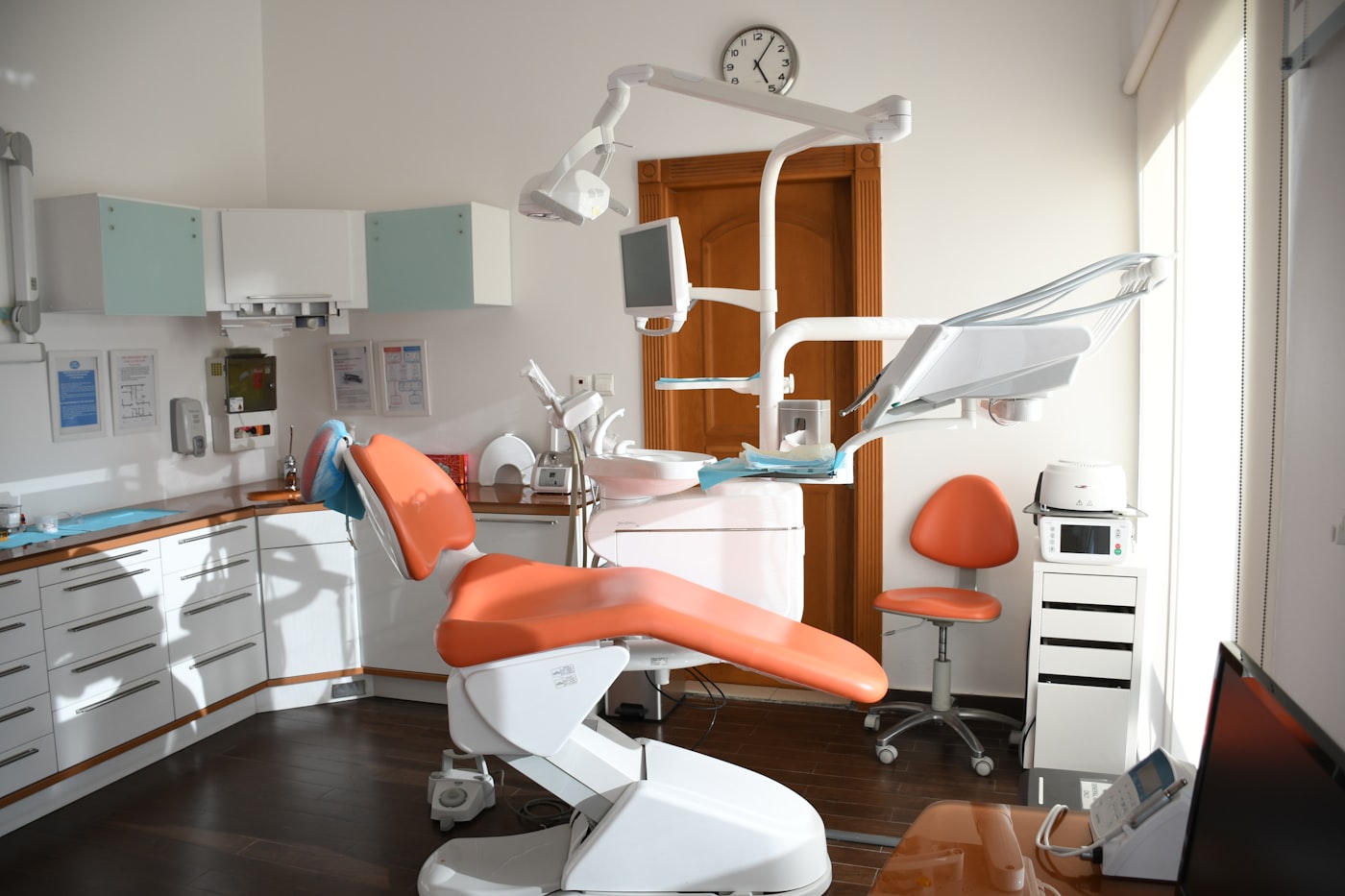 Dentist consultation for veneers and smile makeover